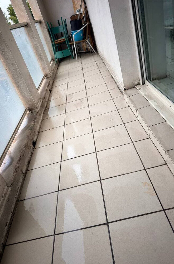 Terrasse du T3, balayage, lavage du sol et reprise des joints et du seuil de baie — après l'intervention