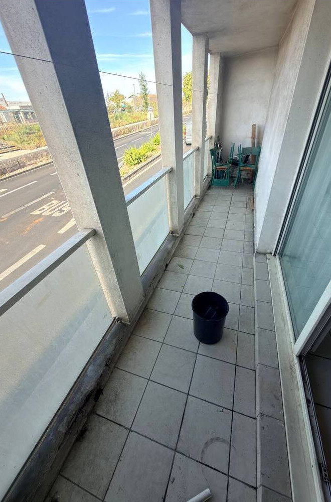 Terrasse du T3, balayage, lavage du sol et reprise des joints et du seuil de baie — avant l'intervention